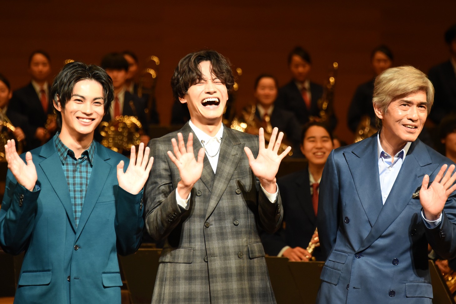 「手を振ってください」というリクエストに「俺も!?」と驚く佐藤浩市（右）、そのやり取りに大笑いする神尾楓珠（左）と佐野晶哉（中央）。