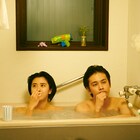 北村匠海と黒島結菜がお風呂で歯磨き、半同棲生活を映す「明け方の若者たち」本編映像