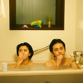 北村匠海と黒島結菜がお風呂で歯磨き、半同棲生活を映す「明け方の若者たち」本編映像