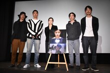 「灯せ」初日舞台挨拶の様子。左からMCを務めた片山享、DEG、円井わん、サトウヒロキ、安楽涼。