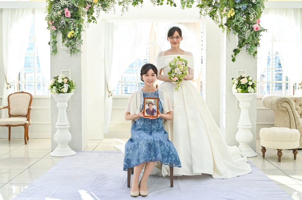 「義母と娘のブルース 2022年謹賀新年スペシャル」より、左から上白石萌歌扮する宮本みゆき、綾瀬はるか扮する宮本亜希子。