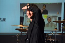 子猫ちゃんたちが集まった客席を見渡す東出昌大。