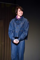 全身デニムのスタイリッシュな衣装で登場した長澤まさみ。