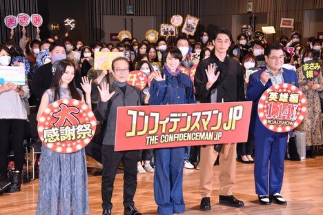 左から織田梨沙、小日向文世、長澤まさみ、東出昌大、小手伸也。