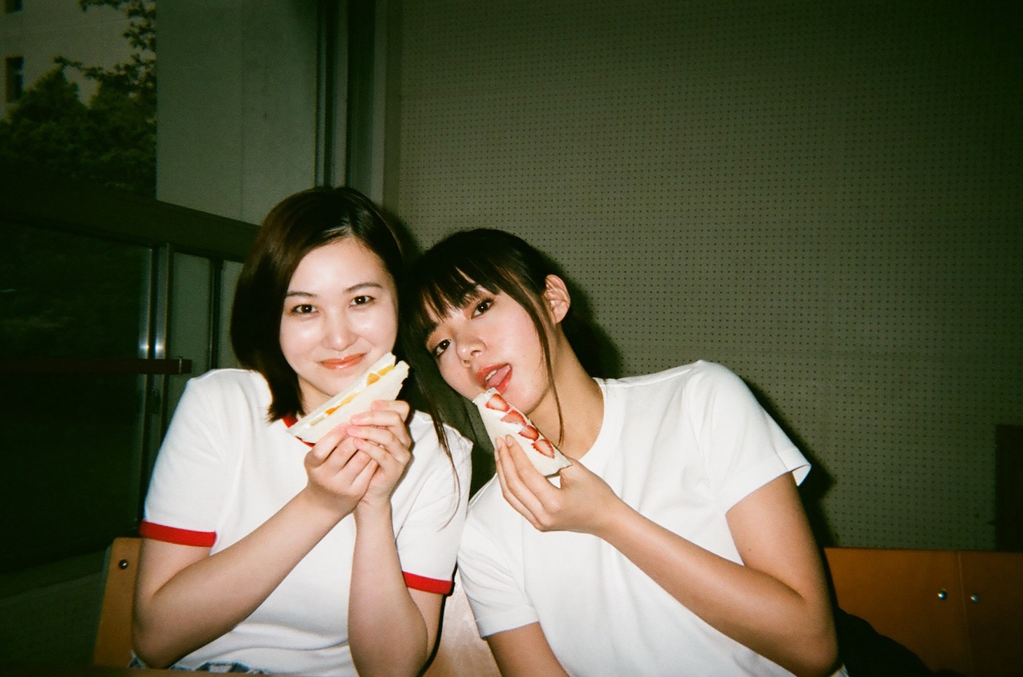 池田エライザ（右）と山口まゆ（左）。