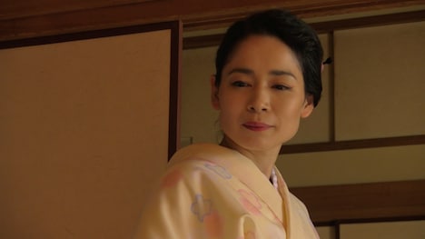 三坂知絵子扮する三浦律子。