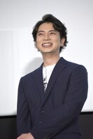 木村ひさしの挨拶に、ニコニコしながら合いの手を入れていた松本潤。