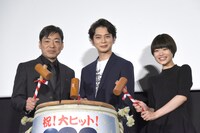 左から香川照之、松本潤、杉咲花。
