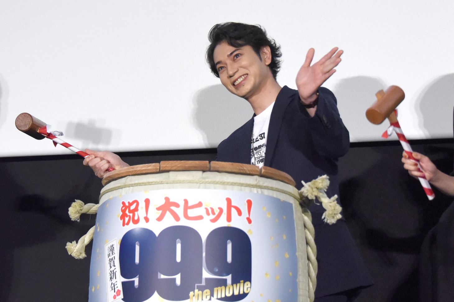 鏡開きの際に、作品にちなんだボケをすかさず披露した松本潤。