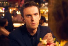 「アイム・ユア・マン 恋人はアンドロイド」より、ダン・スティーヴンス演じるトム。