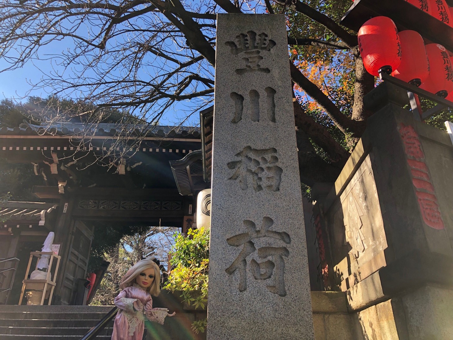 豊川稲荷東京別院を参拝したペネロープ。