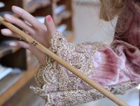 一発で“55番”のおみくじを引き当てたペネロープ。