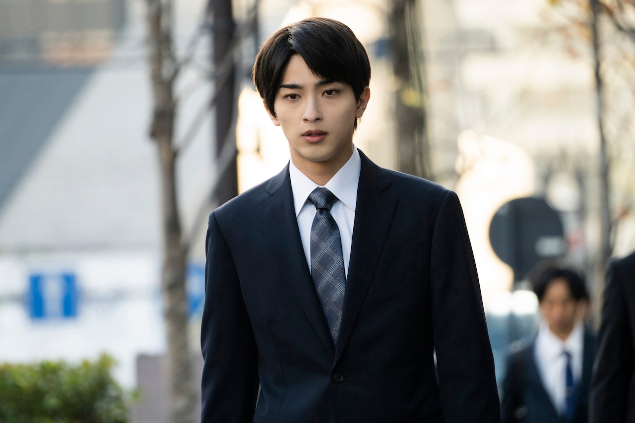 横浜流星が就活スーツ姿に、Netflix「新聞記者」の新場面写真が到着