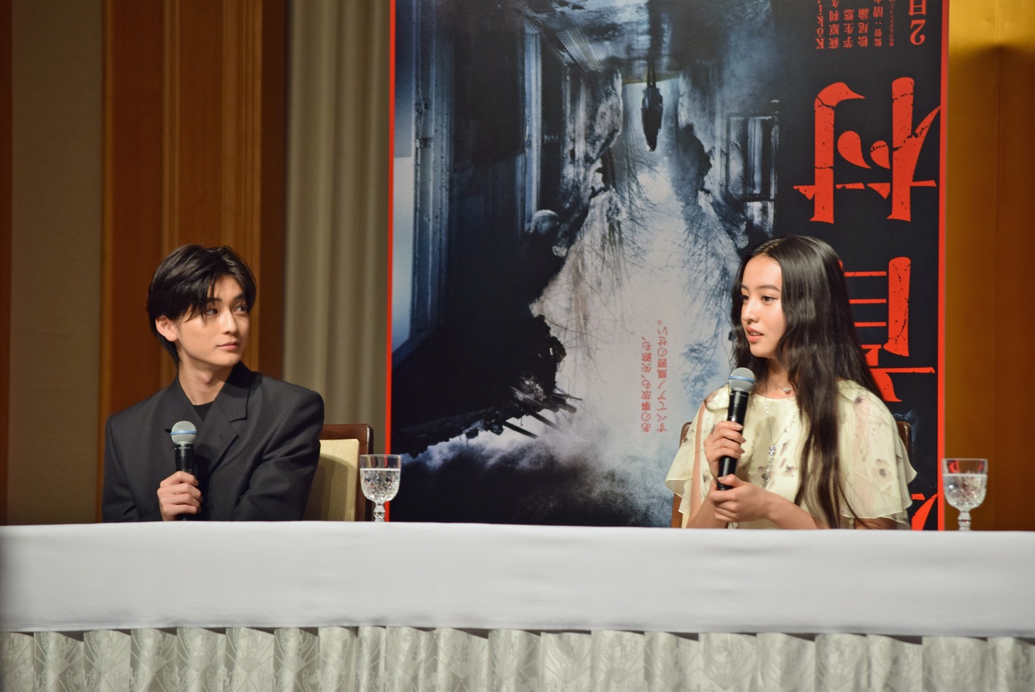 左から高橋文哉、Koki,。