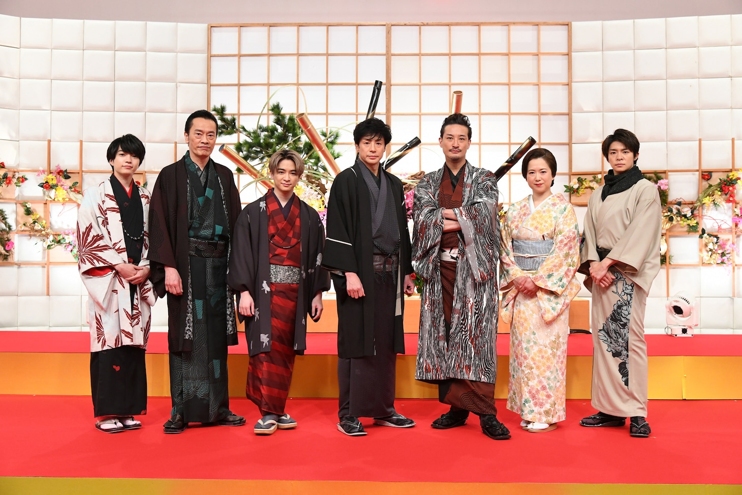 左から西畑大吾、遠藤憲一、知念侑李、東山紀之、松岡昌宏、和久井映見、岸優太。