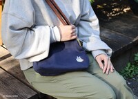 「となりのトトロ ぱちっとぱかっとシリーズ がま口ショルダーバッグ どんぐりあつめ」使用イメージ