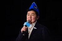 友人手作りの帽子をかぶったMCの笠井信輔。