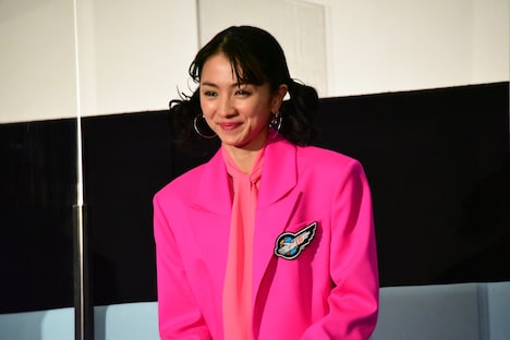 黒柳徹子からのメッセージ動画にほほえむ満島ひかり。