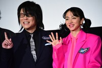 左から森川智之、満島ひかり。