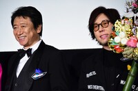 左から井上和彦、日野聡。