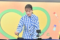 書き初めに挑む清原果耶。