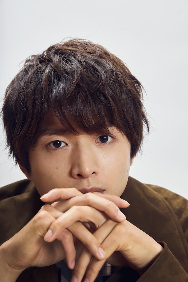 白洲迅（撮影：和田浩 スタイリスト：持田洋輔 ヘアメイク：茂手山貴子 衣装協力：DAUERBRENNER、EDWINA HOERL、LEE、TAKE FIVE MILE）