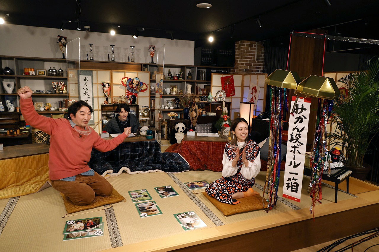 左から池田鉄洋、神木隆之介、安達祐実。