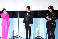 左から満島ひかり、井上和彦、日野聡。