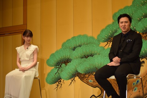 白目を剥く堀未央奈と、尾上松也。
