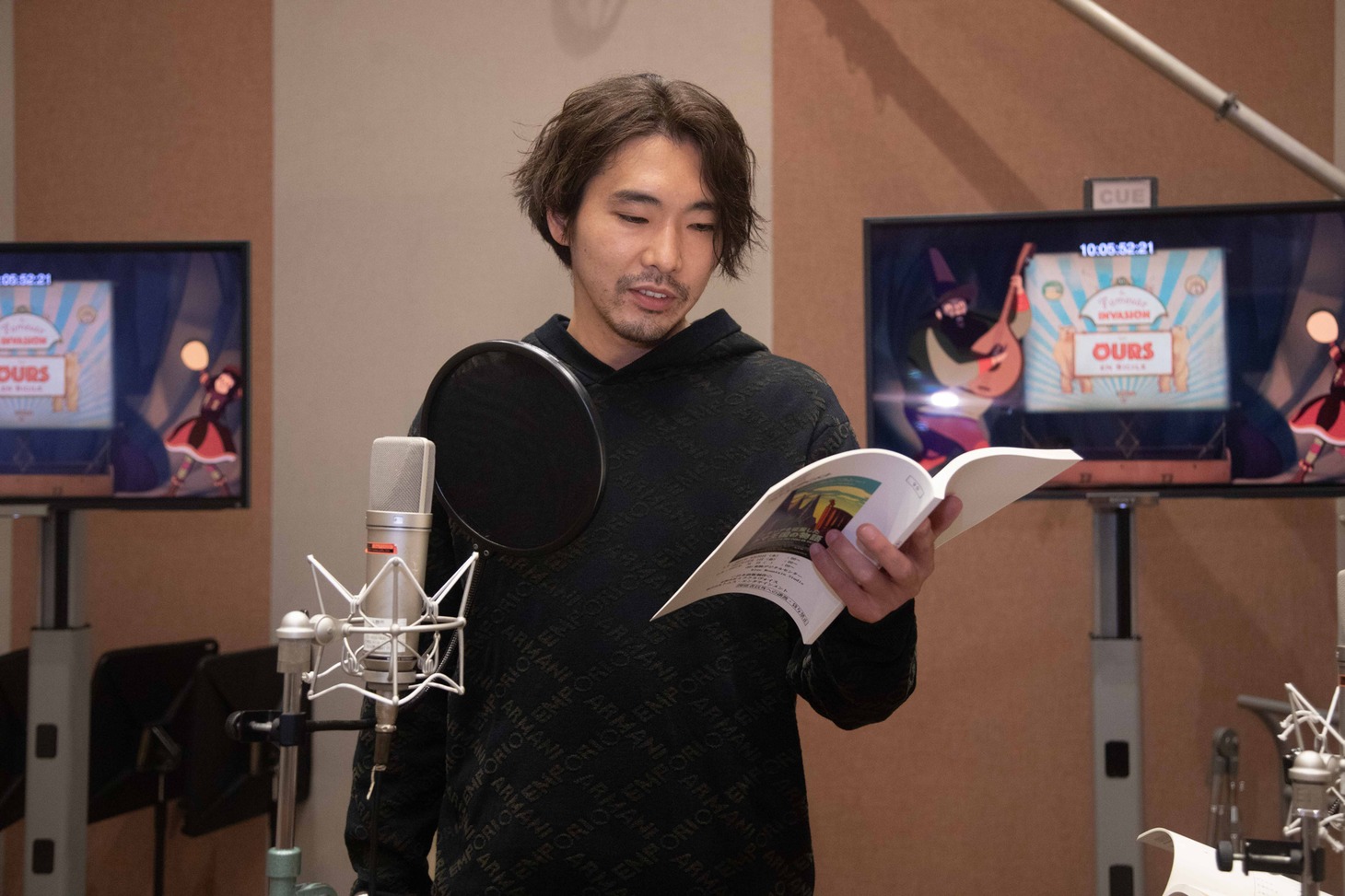 アフレコ中の柄本佑。