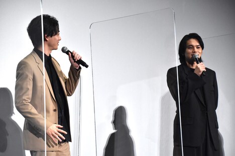 左から井上祐貴、北村匠海。