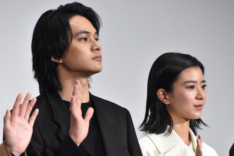左から北村匠海、黒島結菜。