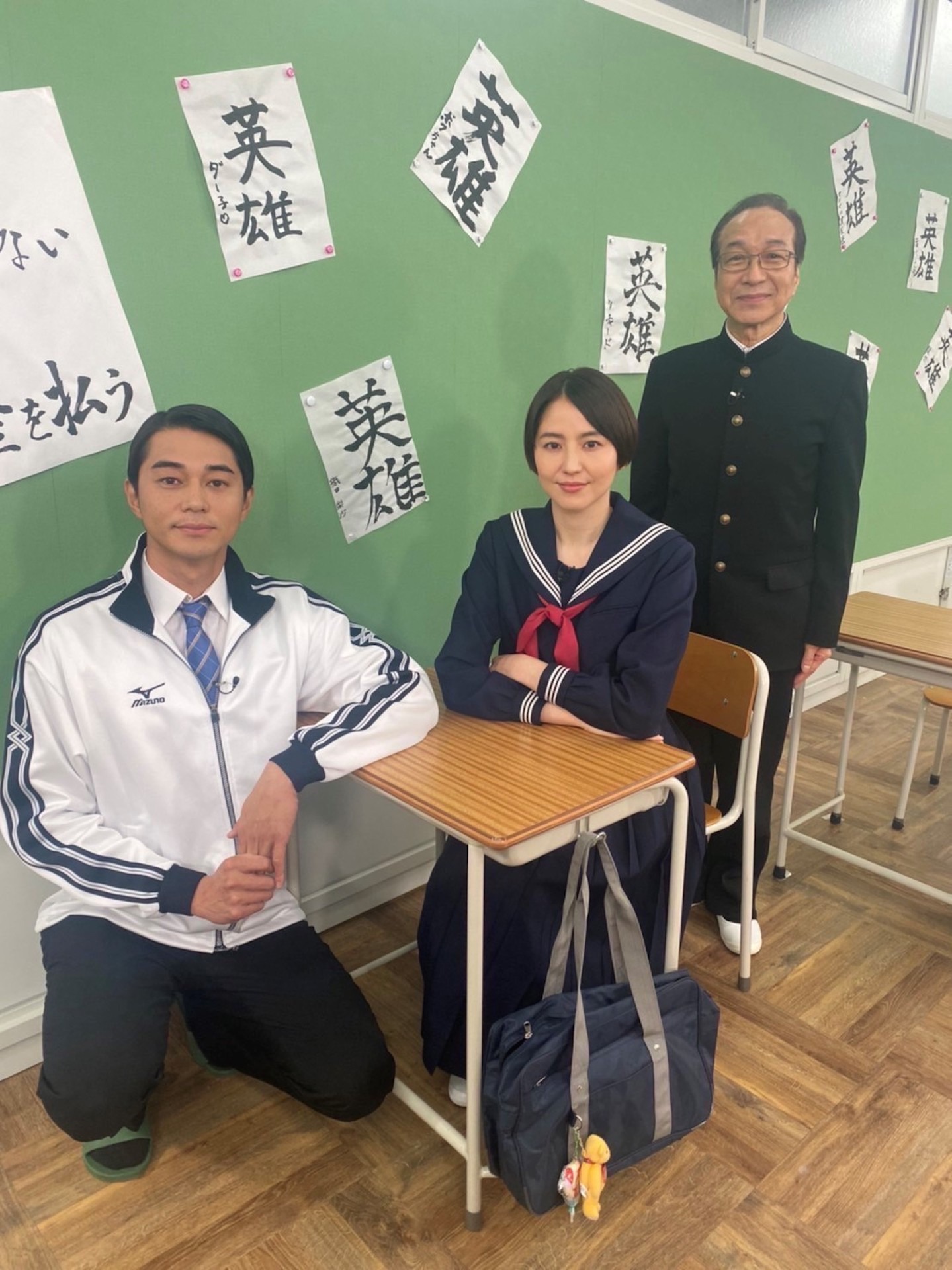 「コンフィデンスマンJP学園 英雄編」より。左から東出昌大、長澤まさみ、小日向文世。