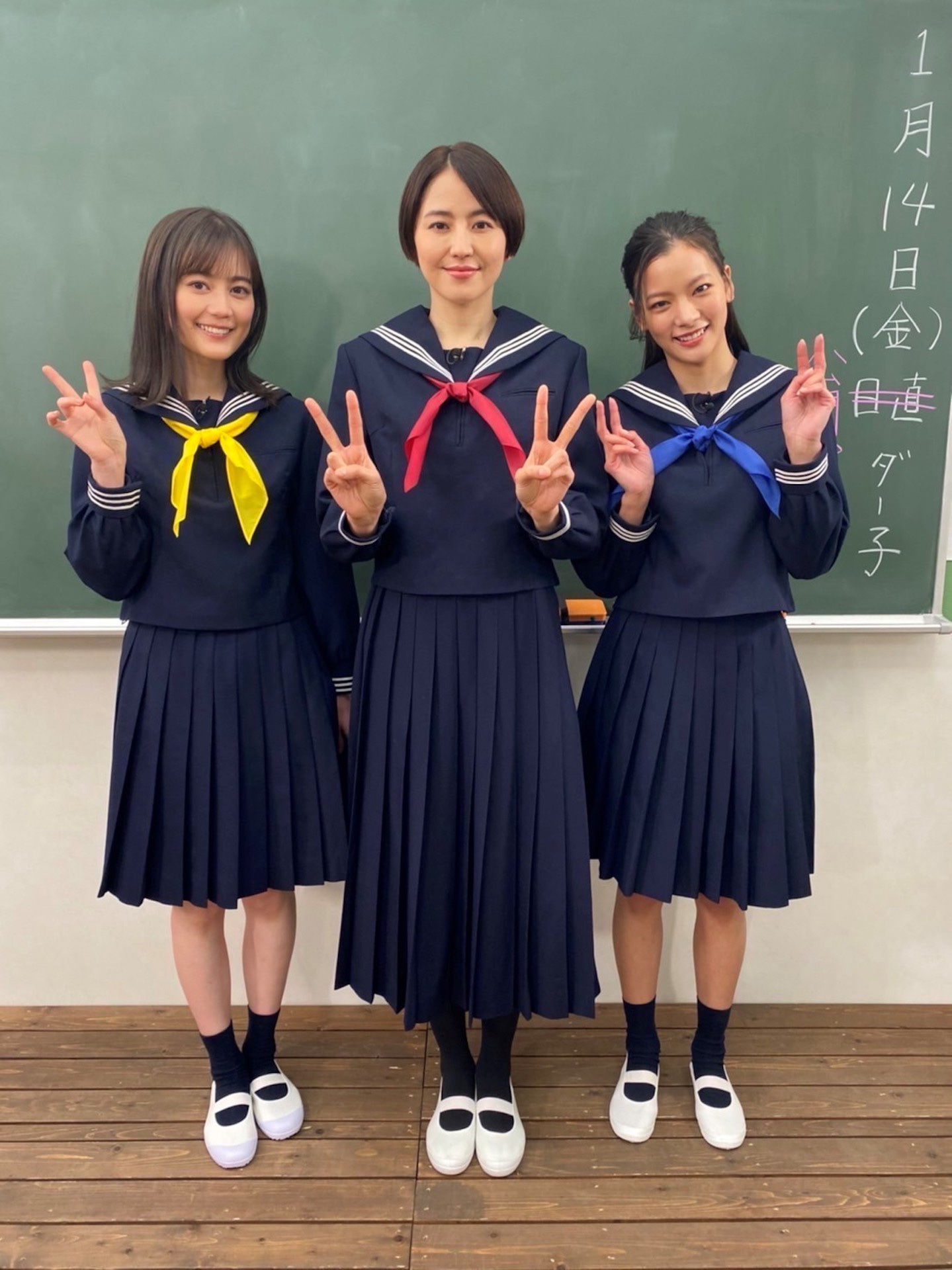 セーラー服姿の生田絵梨花（左）、長澤まさみ（中央）、織田梨紗（右）。