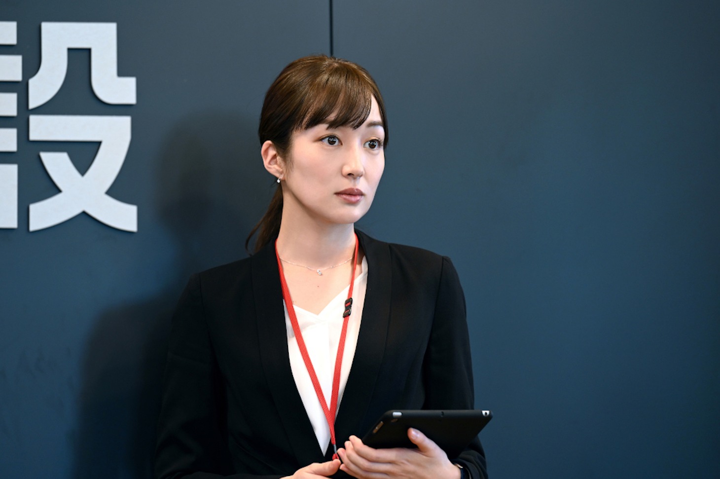 若林朱里役の高梨臨。