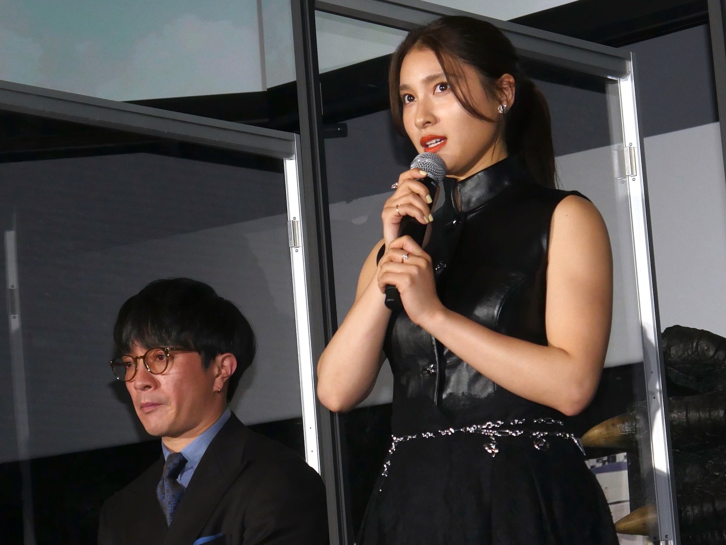 左から濱田岳、土屋太鳳。