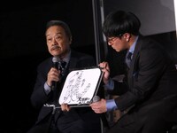 大怪獣の部位を図解する西田敏行（左）。