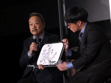 大怪獣の部位を図解する西田敏行（左）。