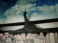 会場に設営された大怪獣のミニチュア。