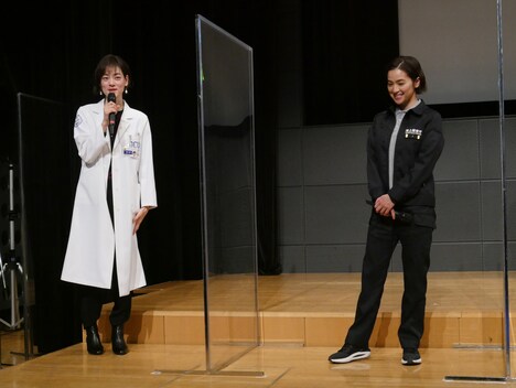 左から市川実日子、中村アン。