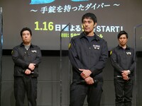 左から岡崎体育、阿部寛、有輝。