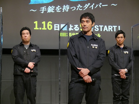 左から岡崎体育、阿部寛、有輝。