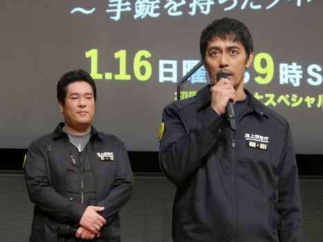 左から岡崎体育、阿部寛。