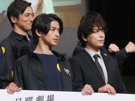 手前左から横浜流星、山崎育三郎。