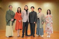 大河ドラマ「鎌倉殿の13人」会見時の様子。左から坂東彌十郎、小池栄子、小栗旬、大泉洋、片岡愛之助、宮澤エマ。