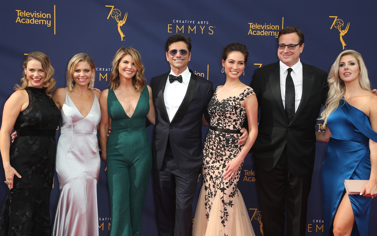 2018年エミー賞にて、左からアンドレア・バーバー、キャンディス・キャメロン・ブレ、ロリ・ロックリン、ジョン・ステイモス、ケイトリン・マクヒュー、ボブ・サゲット、ケリー・リゾ。（写真提供：FayesVision / WENN.com / ゼータ イメージ）