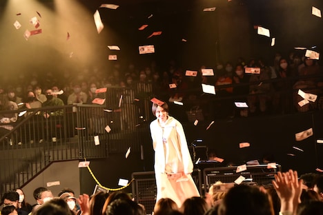 “壱億円札”が舞う中、登壇した長澤まさみ。