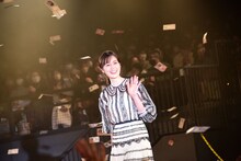 “壱億円札”が舞う中、登壇した生田絵梨花。