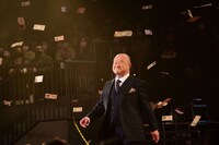 “壱億円札”が舞う中、登壇した角野卓造。