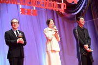 左から小日向文世、長澤まさみ、東出昌大。